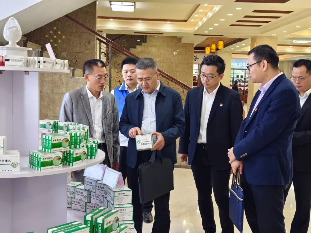  中國(guó)人民銀行梧州市分行副行長(zhǎng)覃標(biāo)慶一行到集團(tuán)調(diào)研 